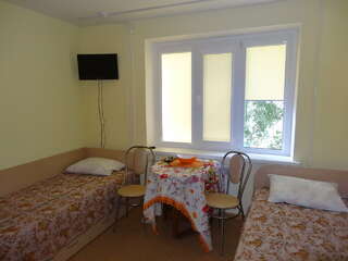 Гостевой дом Золотая рыбка Сызрань Трехместный номер с общей ванной комнатой-2